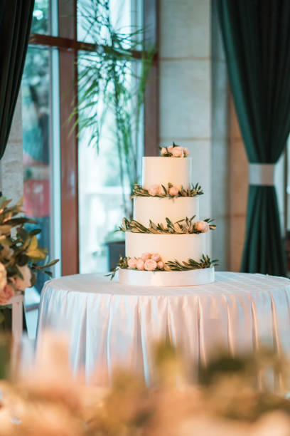 wedding decor in a restaurant, the wedding cake on the table - wedding cake wedding reception bouquet wedding imagens e fotografias de stock