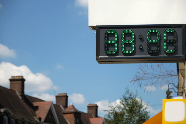 영국의 열파 시 온도를 보여주는 런던의 디지털 온도계 - heat heat wave thermometer summer 뉴스 사진 이미지