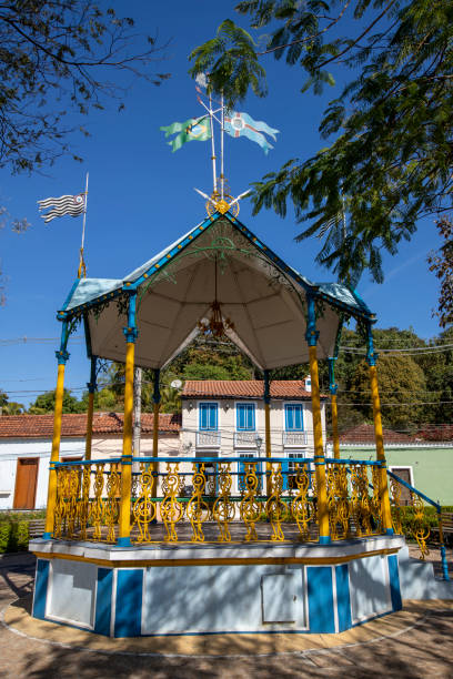 kiosque à musique coloré sur la place de la ville coloniale de santana do paraiba - urban scene brazil architecture next to photos et images de collection