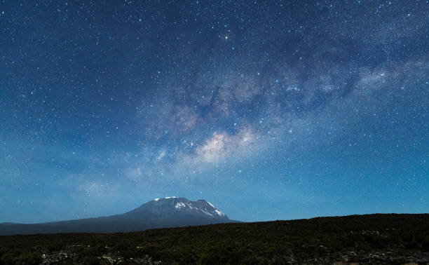 kilimandjaro en tanzanie le point culminant du continent africain - uhuru peak photos et images de collection
