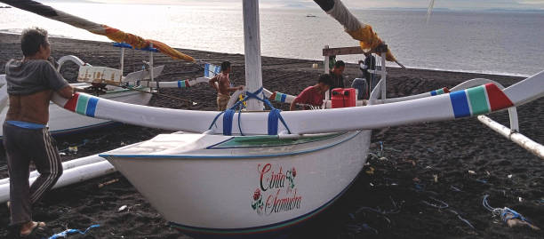 julio 19 2021 bali indonesia : barco tradicional anclado en la costa en bali en gianyar bali indonesia - jukung fotografías e imágenes de stock