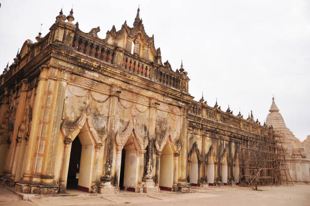 pagoda ananda paya pagoda chedi templo en bagan o ciudad pagana patrimonio antiguo en mandalay de myanmar o birmania - pagoda bagan tourism paya fotografías e imágenes de stock