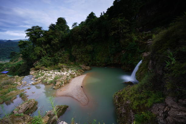 bella cascata nella provincia di moc chau nel nord del vietnam - length south high up climate foto e immagini stock