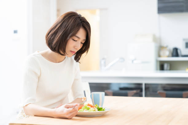 mulher asiática atraente que come, sem apetite - salad japanese culture japan asian culture - fotografias e filmes do acervo