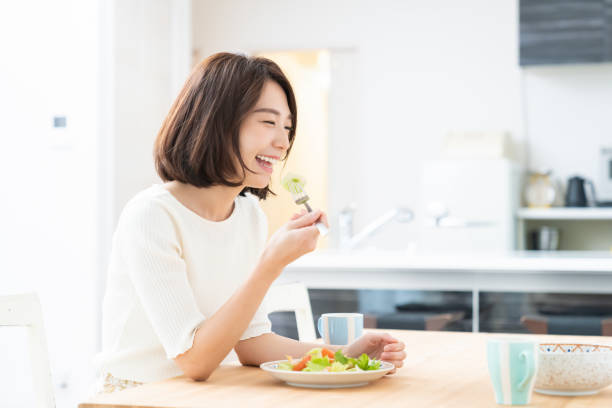 attractive asian woman who eats - salad japanese culture japan asian culture imagens e fotografias de stock