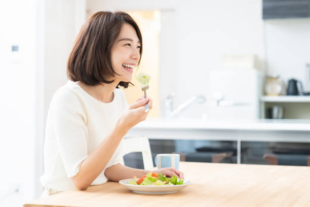 mulher asiática atraente que come - salad japanese culture japan asian culture - fotografias e filmes do acervo
