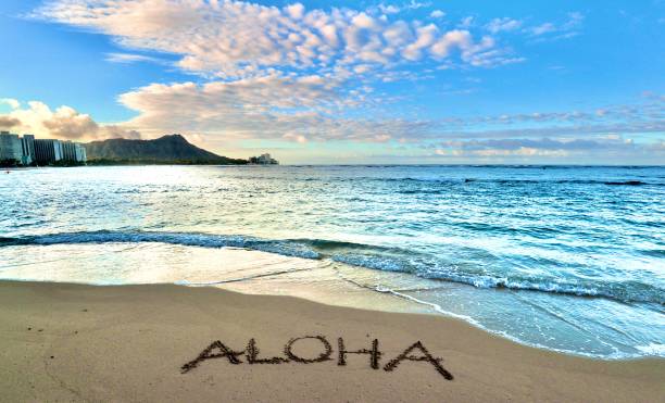 aloha nella spiaggia di waikiki - aloha parola hawaiana foto e immagini stock