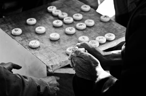 les hommes jouent aux échecs chinois en plein air - chinese chess leisure games chinese culture traditional culture photos et images de collection