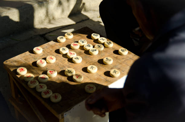 gros plan sur les échecs chinois - chinese chess leisure games chinese culture traditional culture photos et images de collection