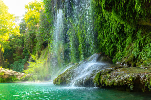 знаменитые водопады курсунлу в анталии, турция - waterfall antalya turkey forest стоковые фото и изображения