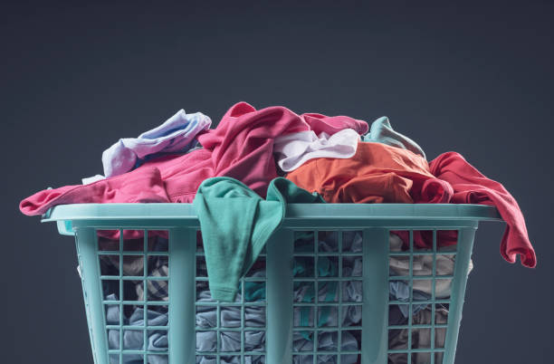 깨끗한 옷을 입은 전체 세탁 바구니 - 빨래방 뉴스 사진 이미지