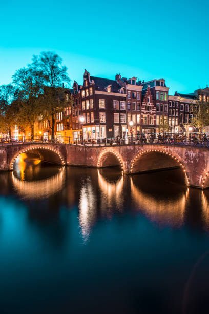 amsterdam canal bridges at night, niederlande - amstel river amsterdam architecture bridge stock-fotos und bilder