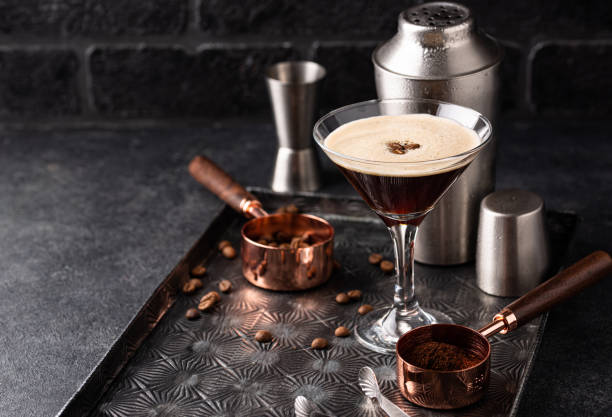 cócteles espresso martini con granos de café - café solo fotografías e imágenes de stock