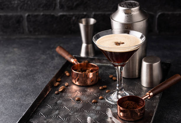 эспрессо мартини коктейли с кофейными зернами - espresso стоковые фото и изображения