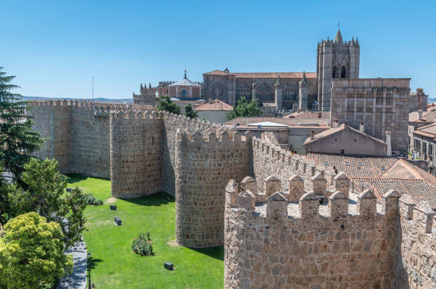 ávila (castela e leão, espanha): os famosos muros medievais que circundam a cidade. patrimônio mundial da unesco - travel avila castilla y leon spain - fotografias e filmes do acervo