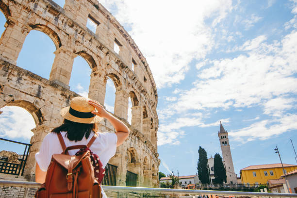 frau mit blick auf kolosseum in pula, kroatien - amphitheater pula stock-fotos und bilder