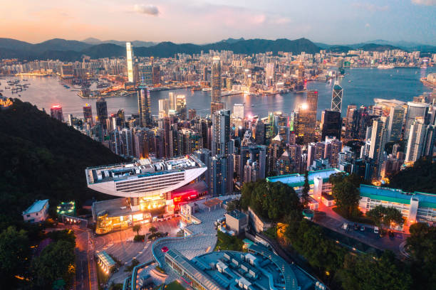 vista con drones de la ciudad de hong kong, el mar, la ciudad de kowloon y el puerto de hong kong - hong kong asia skyline night fotografías e imágenes de stock