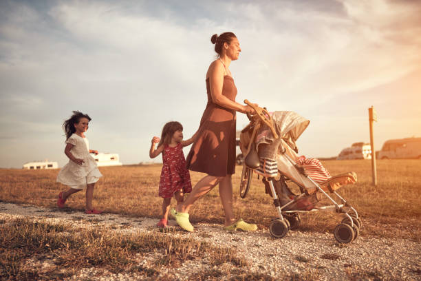 madre single con due ragazze che si godono l'estate all'aperto. - mothers day mother flower child foto e immagini stock