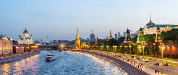 il cremlino di mosca e l'argine sofiyskaya di notte. - moscow russia russia river panoramic foto e immagini stock