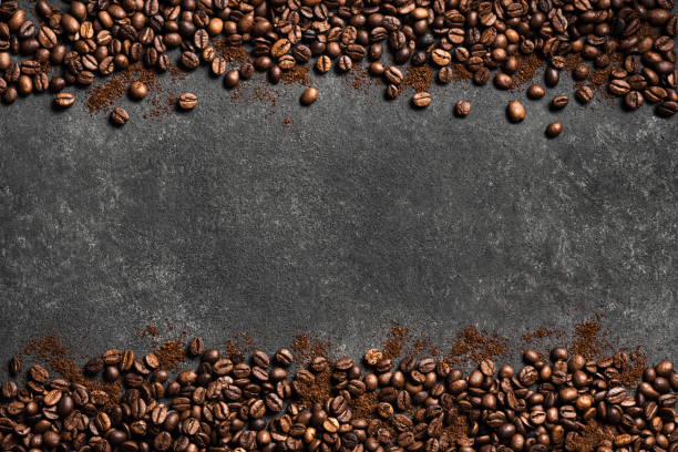 chicchi di caffè e caffè macinato - coffee bean caffeine macro food foto e immagini stock