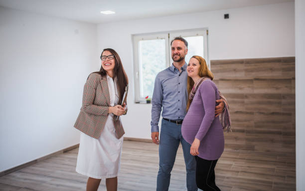 istock Couple and real estate agent 1329501962