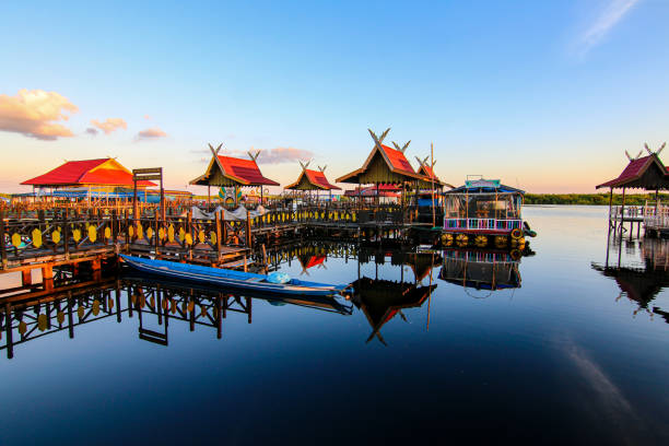 pueblo de kereng bangkirai - kalimantan fotografías e imágenes de stock