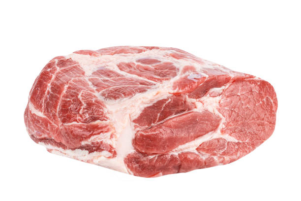 carne de cerdo fresca cruda aislada sobre fondo blanco. carne de cía de hombro de cerdo cortada - escapula fotografías e imágenes de stock