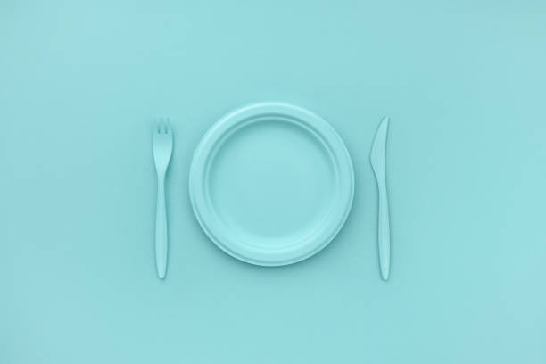 piatto vuoto e posate. colore blu monocromatico. concetto minimalista. colazione, pranzo, cena. - plate dinning table blue foto e immagini stock