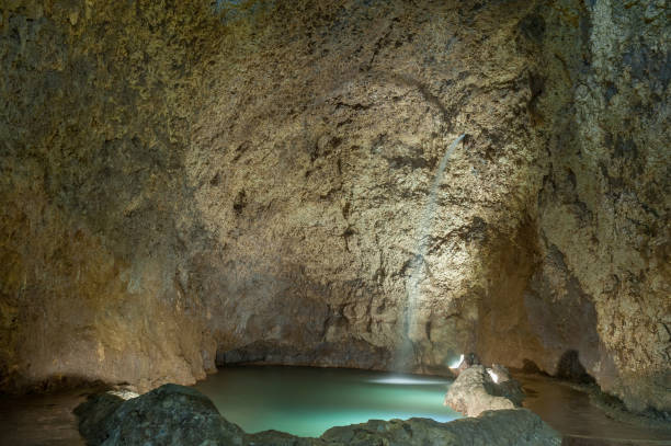 dentro de la cueva de harrison en barbados. rocas y agua. exposición extremadamente larga. - water waterfall sky seascape fotografías e imágenes de stock