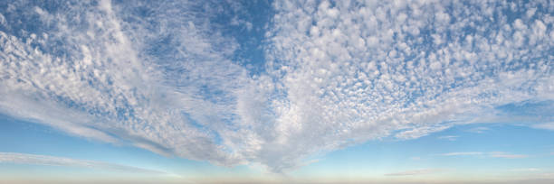 美しい雲と昼間の夏の空 - cirrocumulus ストックフォトと画像