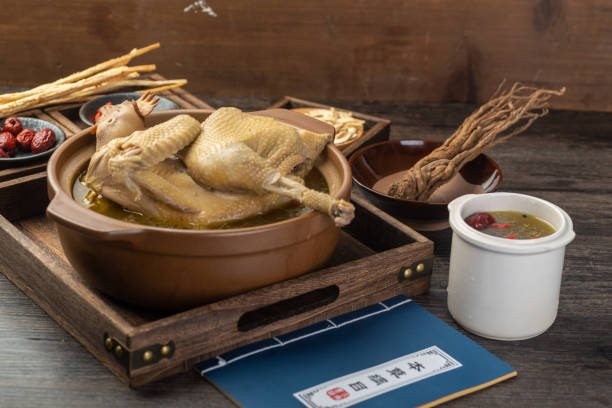 comida tradicional chinesasa sopa de frango com fitoterápico chinês. - soup chinese culture herbal medicine chinese medicine - fotografias e filmes do acervo