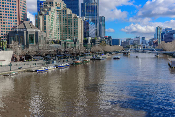 southbank y el río yarra en el centro de melbourne justo antes de la puesta del sol - yarras edge fotografías e imágenes de stock