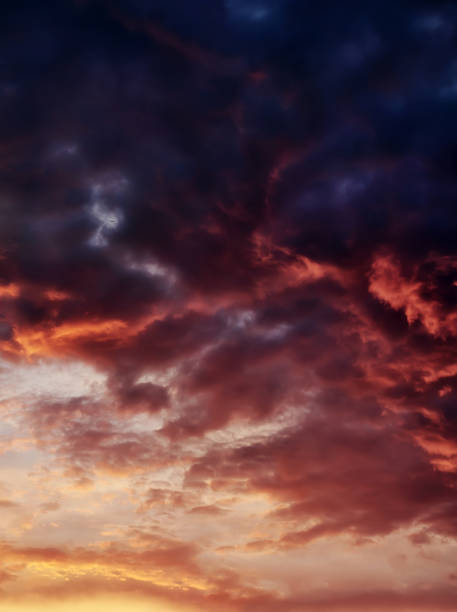 太陽のパノラマで照らされた暗い雲と夜空。 - meteorology sky cloud light ストックフォトと画像