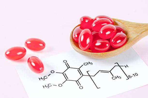витамин коэнзим q10 с химической формулой - anti aging pill capsule vitamin pill стоковые фото и изображения