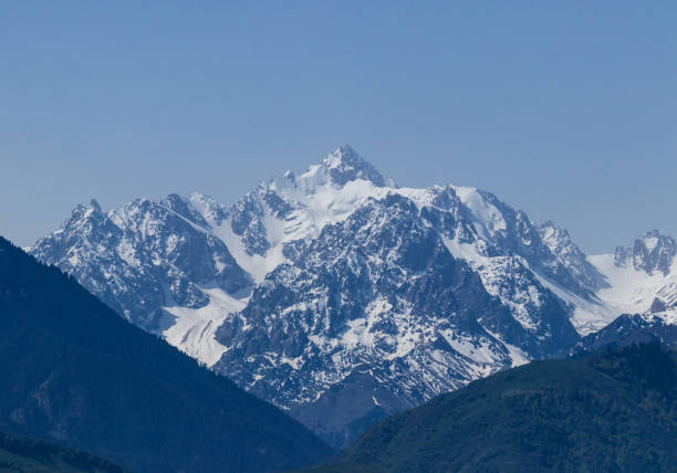вид на горную вершину нурсултан в снегу между ущельями - kazakhstan glacier snow mountain view стоковые фото и изображения