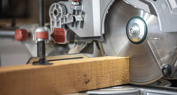 close-up of a miter saw in a carpenter's workshop. - elektrische zaag stockfoto's en -beelden