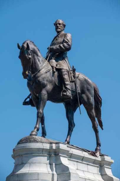 Statue of Robert E. Lee on horseback on Monument Avenue in Richmond Richmond, USA, July 6, 2021 - The Robert E. Lee Monument in Richmond, Virginia, was the first installation on Monument Avenue in 1890. It was a focal point of Black Lives Matter demonstrations in 2020. the general lee stock pictures, royalty-free photos & images