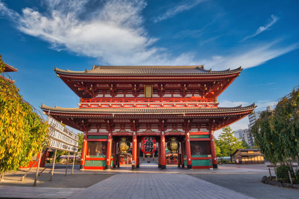 tokio, japan - 27. oktober 2017 : tokio japan, skyline der stadt im asakusa-tempel (senso-ji) - tokio stock-fotos und bilder