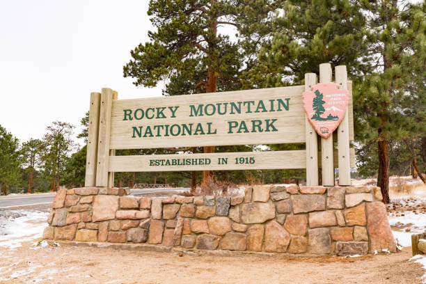 segnale d'ingresso al rocky mountain national park - parco nazionale delle montagne rocciose foto e immagini stock