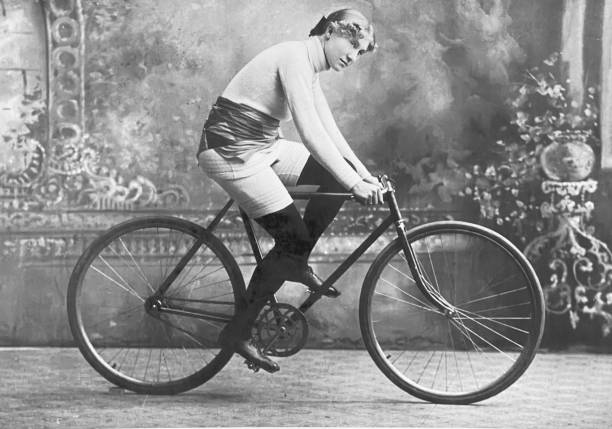 ilustrações, clipart, desenhos animados e ícones de ciclista de corrida tillie anderson, eua, sentada em sua bicicleta, vista lateral - women history engraving engraved image