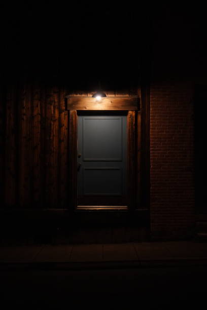 puerta oscura espeluznante - spooky corridor horror entrance hall fotografías e imágenes de stock