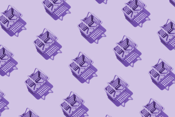 pattern miniature shopping basket in a supermarket in purple tint. minimalistic copy space shopping concept. - print shop imagens e fotografias de stock