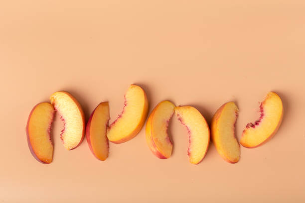 熟した桃のフルーツスライス - nectarine fruit full length cross section ストックフォトと画像