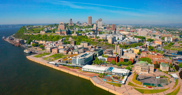 ドローンからの夏のケベックシティのスカイラインの空中写真 - quebec city ストックフォトと画像