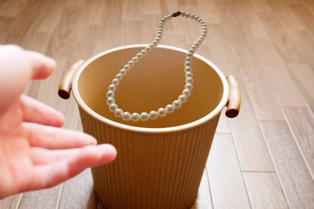 Throw unnecessary necklaces into the trash