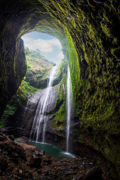 esta increíble cascada se encuentra entre los acantilados de roca muy altos, esta es la cascada madakaripura en java oriental, indonesia. - stream waterfall abstract river fotografías e imágenes de stock