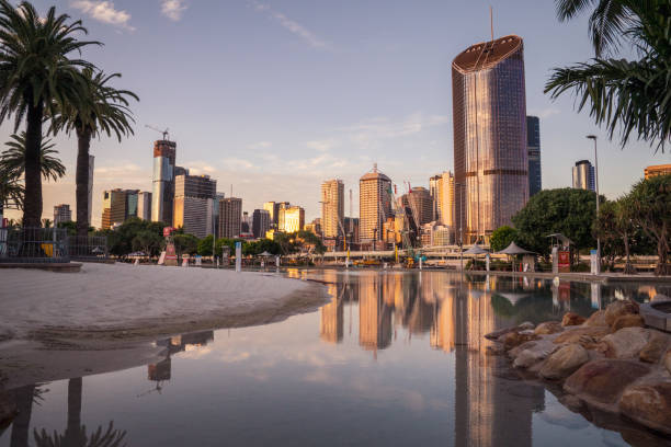 brisbane skyline reflections w: south bank - brisbane zdjęcia i obrazy z banku zdjęć