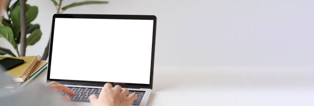 makieta ekranu komputera przenośnego, baner tła szablonu, człowiek ręcznie wpisując laptopa z pustym ekranem, biznes online, e commerce, koncepcja badania online - laptop zdjęcia i obrazy z banku zdjęć