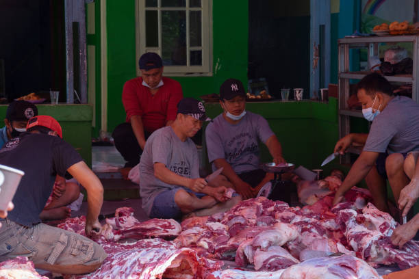 Ciputat, Tangerang, Indonesia - July 20, 2021 Several men worked together to cut the meat into small portions in front of the courtyard of a prayer room to be distributed to local residents on Eid al-Adha.
Documentation or event Moslem Eid Al-Adha tangerang photos stock pictures, royalty-free photos & images