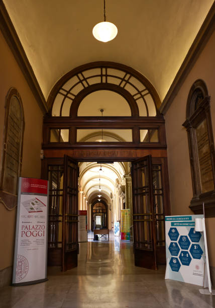 ingresso principale dell'università degli studi di bologna, area universitaria. bologna, italia. - bologna italy medieval palace foto e immagini stock